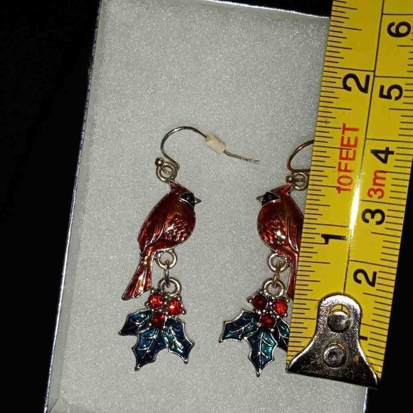 Vintage Christmas Cardinals and mistletoe dangle earrings j10 - Picture 2 of 3